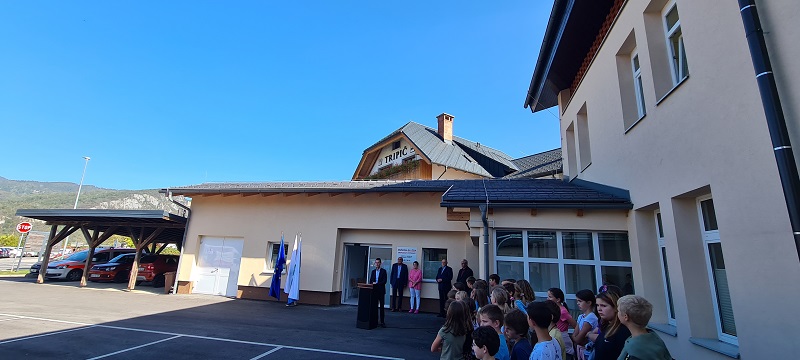 Skupina ljudi stoji pred ZD Bohinj.
